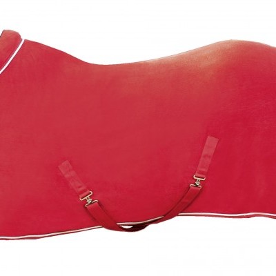 Manta para cavalo vermelha com acabamento branco e fivelas.