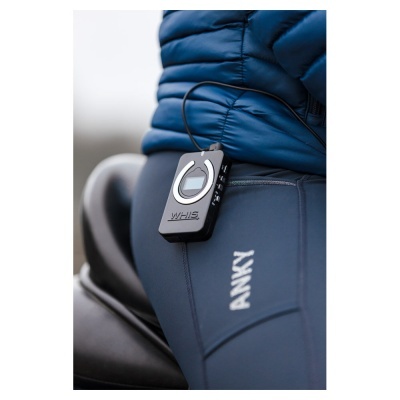 Dispositivo electrónico preto preso a calças azuis escuras com a marca ANKY