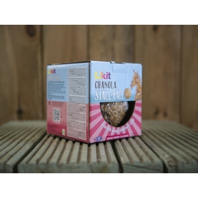 Caixa de granola Likit azul e rosa com texto GRANOLA STALL-BALL em suporte de madeira