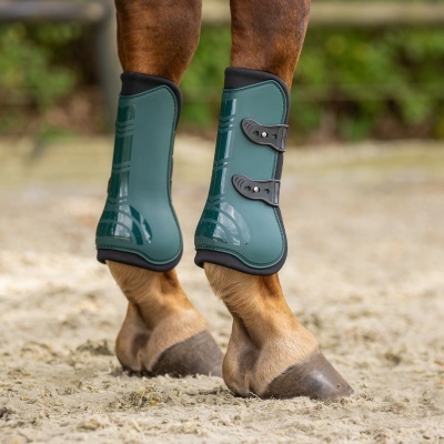 Botas verdes de proteção para as patas de um cavalo com fechos de velcro pretos