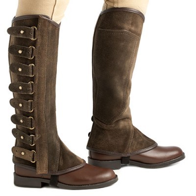 Par de polainas castanhas em pele e camurça com fechos de fivela ao lado