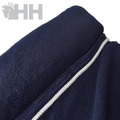 Casaco polar azul com detalhes brancos e logotipo HH cinza