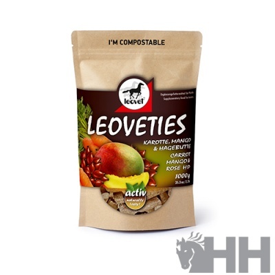 Embalagem de alimento para cavalos Leoveties com imagem de frutas e legumes, texto e selo compostável.