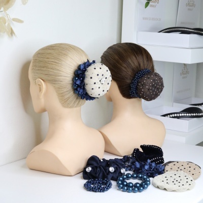 Dois maniquins com toucados e vários acessórios de cabelo e pulseiras azuis e bege