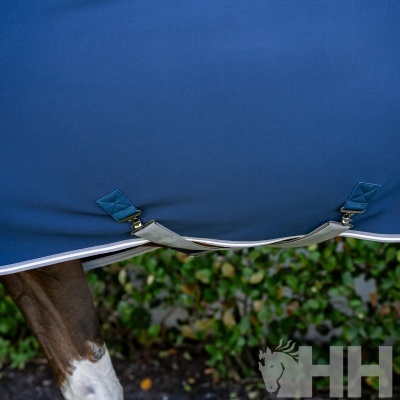 Manta azul para cavalo com fechos metálicos e detalhes em azul escuro