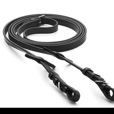 Duas rédeas de cavalo em couro preto e castanho