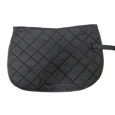 Saco almofadado preto com padrão matelassê em losangos e tira lateral