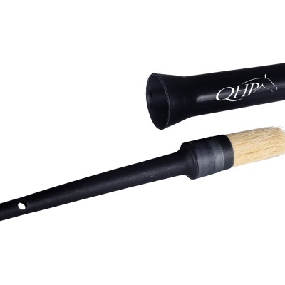 Pincel preto com cerdas naturais e capa preta com o texto QHP.