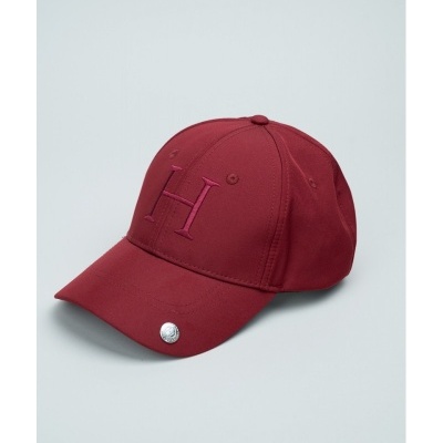 Boné vermelho escuro com letra H bordada e botão metálico na aba