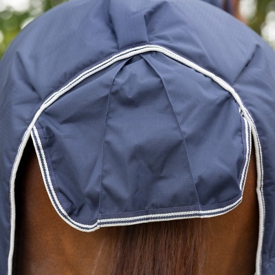 Cobertura azul para o rabo de cavalo com bordas brancas