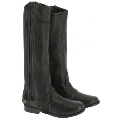 Botas altas pretas em pele com fecho e botão metálico