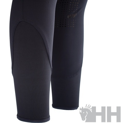 Parte inferior de calças pretas com patch tecido diferente e logo HH com cabeça de cavalo