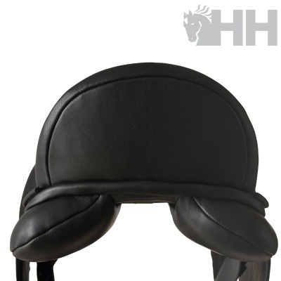 Sela de equitação preta em material tipo couro com logótipo HH