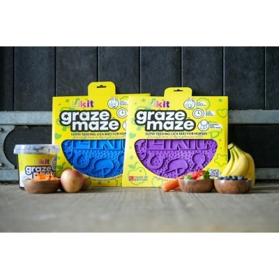 Produtos Likiit Graze Maze para alimentação lenta de cães com tapetes coloridos e frutas em fundo escuro