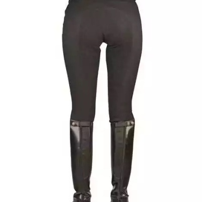 Calças pretas com partes inferiores em couro preto brilhante e cinto