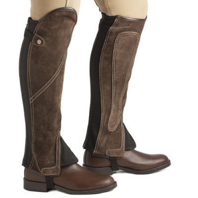 Perneiras castanhas escuras em tecido com botas castanhas de couro