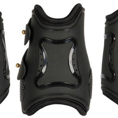 Três proteções para cavalos pretas em material sintético com fechos de velcro e orifícios de ventilação.