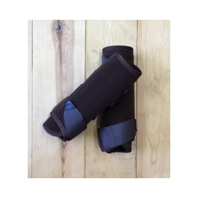 Proteções castanhas de tecido acolchoado com tiras azuis sobre madeira clara