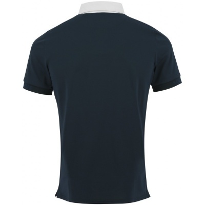 Camiseta polo azul escuro com gola branca vista de costas