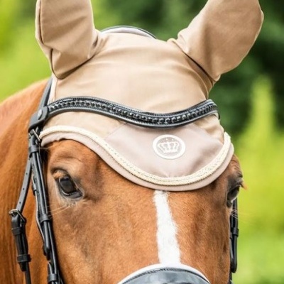 Máscara bege para cavalo com orelhas pontudas e detalhe em couro preto