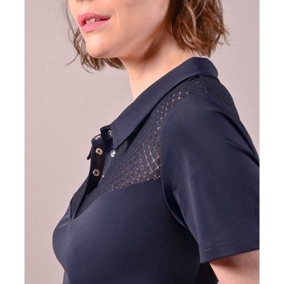 Camisola polo azul escura com malha transparente nos ombros e decote com botões