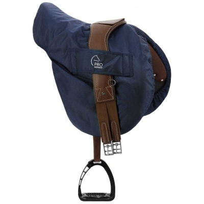Selim de cavalo com capa azul escura e correias marrons com estribo preto