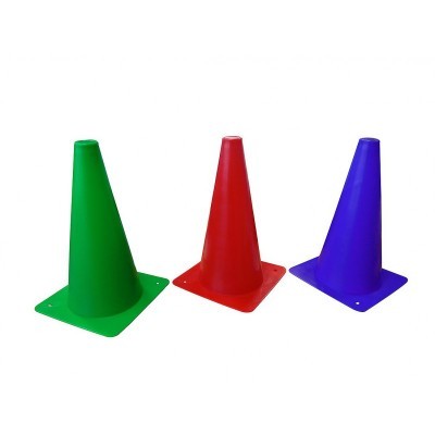 Três cones de trânsito em plástico verde, vermelho e azul sobre fundo branco