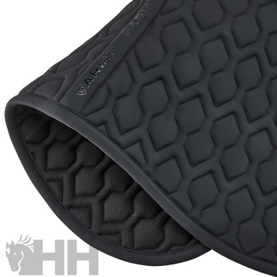 Tapete de sela preto com padrão hexagonal e logo ARIAT