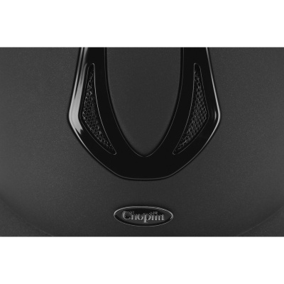 Capacete preto com aberturas e logotipo Chopin