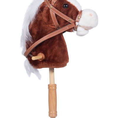 Cavalo de brincar em peluche castanho com crina branca montado em pau de madeira clara