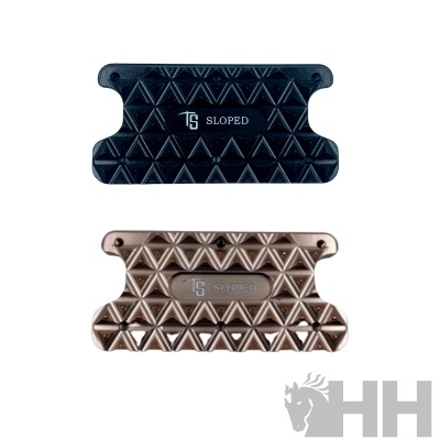 Dois suportes triangulares texturizados, preto e castanho claro, com texto TS SLOPED, sobre fundo branco