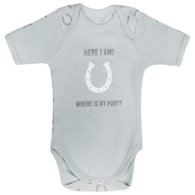 Body de bebé cinza claro com texto e ferradura na frente