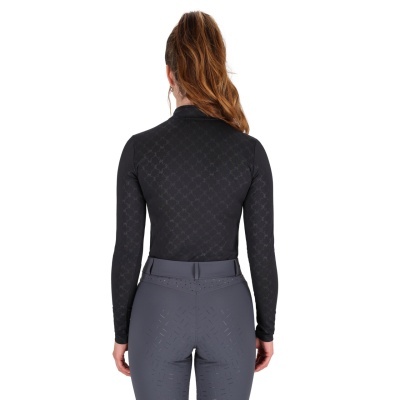 Pessoa de costas com camisa preta e calças cinzentas com cinto largo