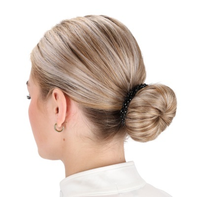 Elástico de cabelo preto com cristais a prender coque em cabelo loiro
