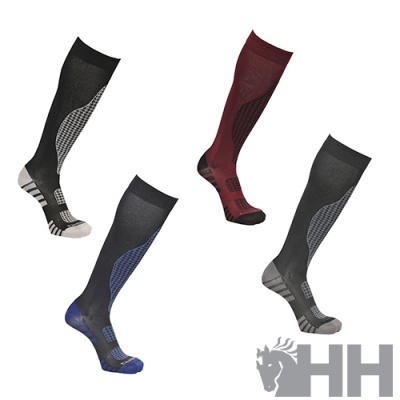 Quatro meias desportivas compridas em várias cores com padrões matriciais e detalhes contrastantes