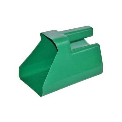 Pá de plástico verde com pega larga e superfície lisa