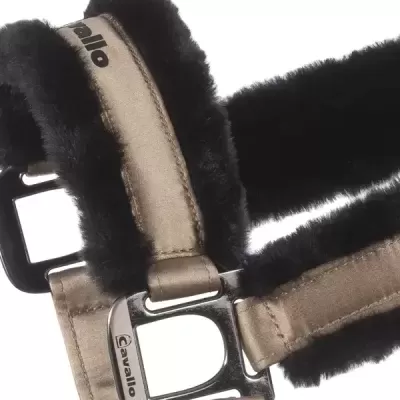 Arnês com tecido castanho claro e pelo preto, fivela metálica com marca 'Cavallo'