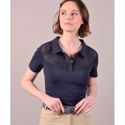Polo feminina azul-marinho com detalhes transparentes usada com calças bege e cinto