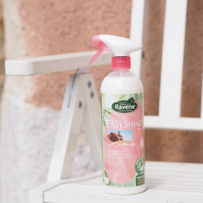 Frasco plástico de spray Ravene Easy Shine numa cadeira branca