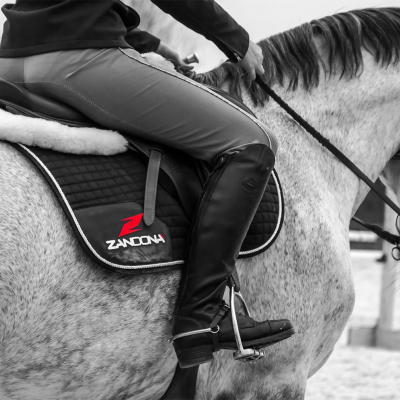 Cavaleiro montando cavalo com sela e mantilha preta ZANDONA