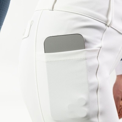 Calças brancas justas com bolso lateral e smartphone cinzento