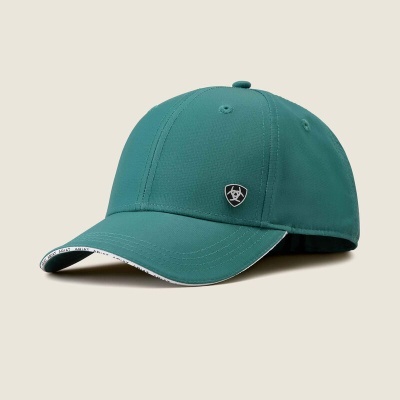 Boné verde com aba curva e texto ARIAT na borda