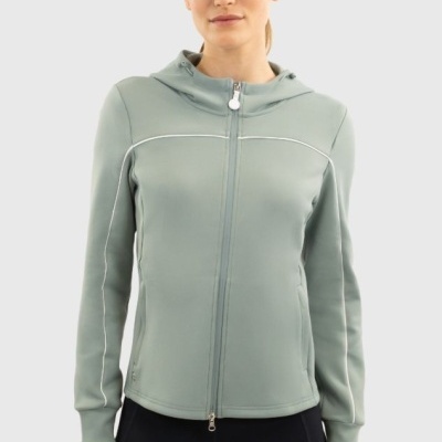 Mulher a vestir casaco verde-acinzentado com capuz e boné cinza com letra H.