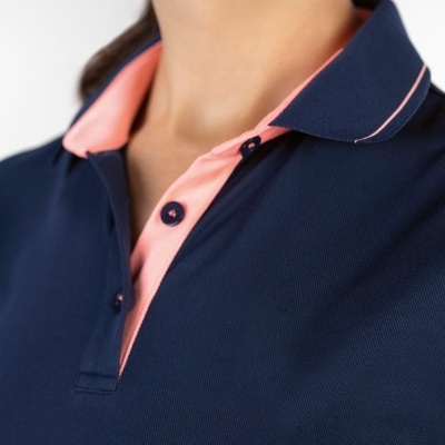 Polo azul escuro com interior da gola rosa claro