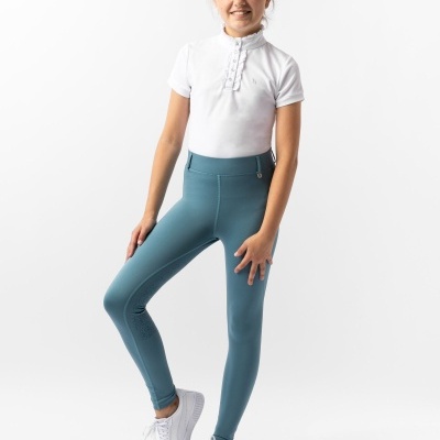 Menina com roupa desportiva branca e verde-azulada