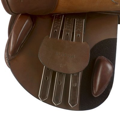 Parte de sela de equitação castanha com correias metálicas e inscrição ILUSA 17