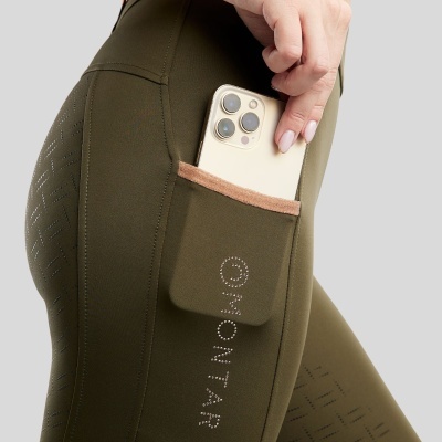 Leggings verde-oliva com bolso lateral castanho e smartphone no bolso
