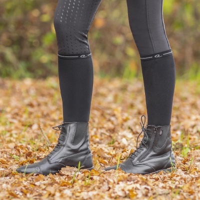 Botas de equitação pretas em pele com fecho lateral e atacadores