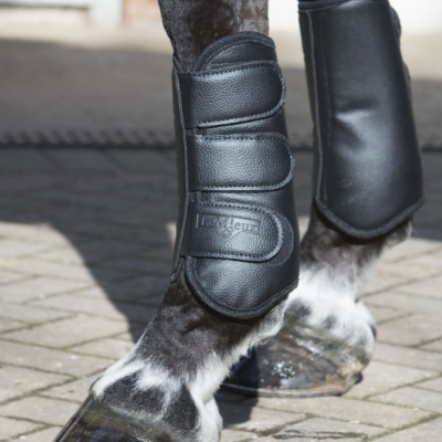 Botas de proteção pretas para pernas de cavalo com fechos de velcro e marca LeMieux
