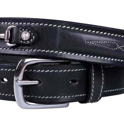 Cinto preto de pele com fivela metálica e costura branca